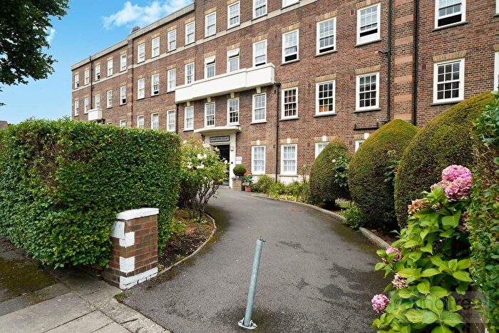 3 Bedroom Flat For Sale In Brampton Court, Brampton Grove, NW4