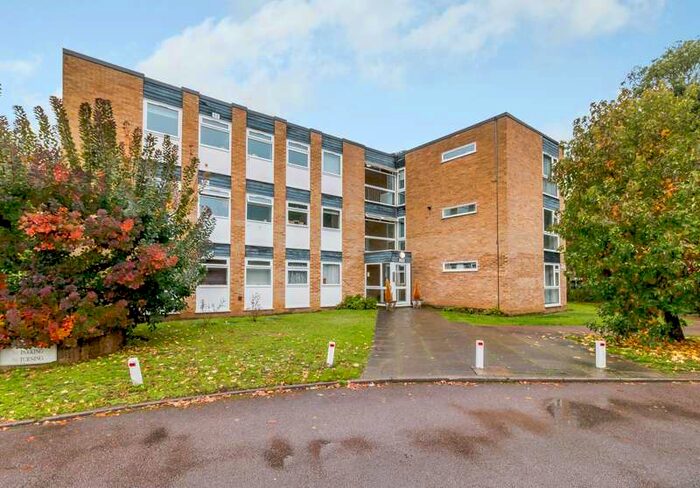 2 Bedroom Flat To Rent In Berkeley Court, Weybridge, KT13