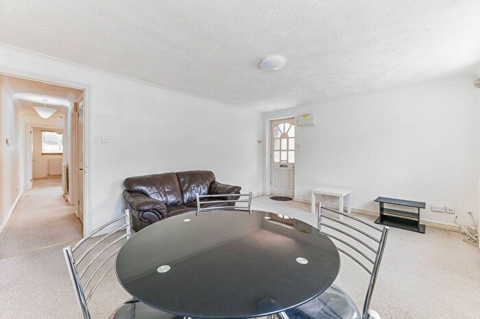 2 Bedroom Flat To Rent In Chiltern Close, East Croydon, Croydon, CR0