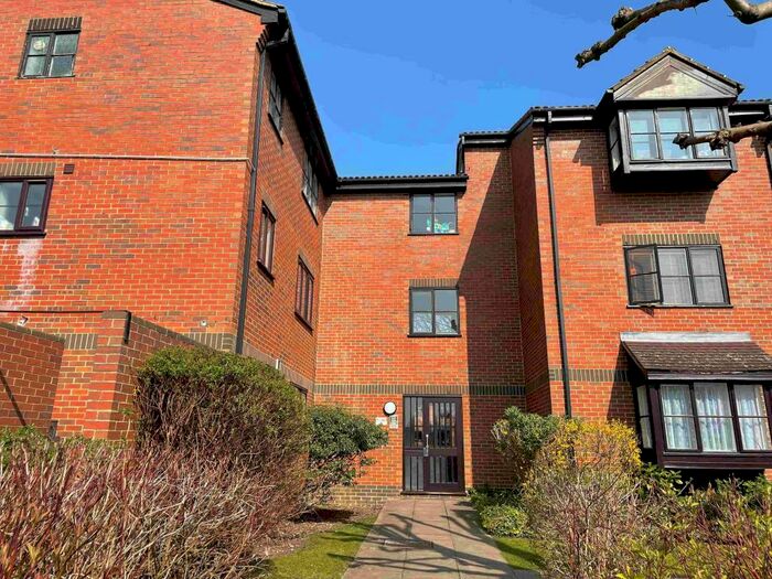 Flat To Rent In Gladbeck Way, Enfield, EN2