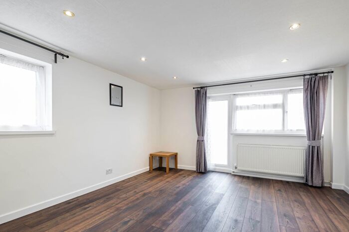 3 Bedroom Flat To Rent In Lower Fosters New Brent Street, London, NW4