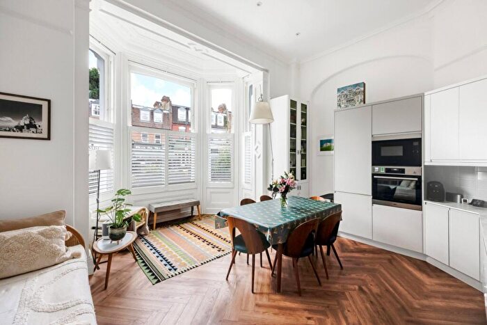 3 Bedroom Apartment For Sale In Hazellville Road, Whitehall Park, N19