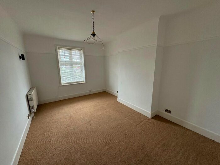 3 Bedroom Flat To Rent In Fairmile Road, Christchurch, Dorset, BH23
