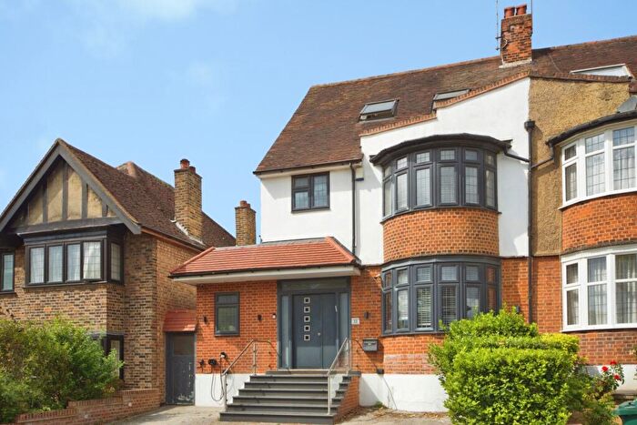 4 Bedroom Semi-Detached House For Sale In Friary Way, London, N12