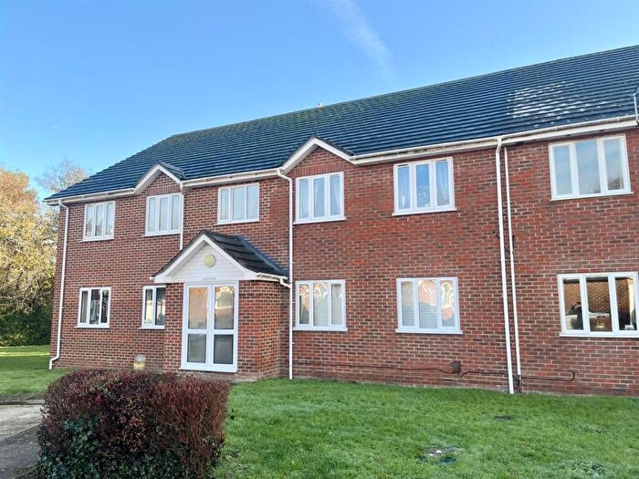 2 Bedroom Flat For Sale In Thornfield Green, Blackwater, Camberley, GU17