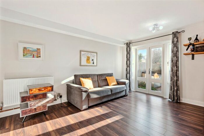 1 Bedroom Flat To Rent In Thorne Road, South Lambeth, SW8