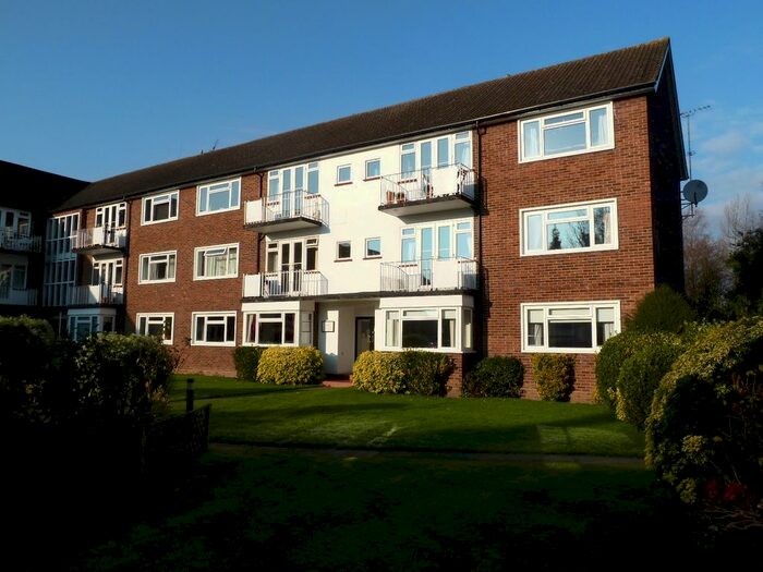 2 Bedroom Flat To Rent In Lovelace Gardens, Surbiton, KT6