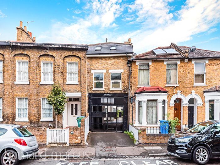 3 Bedroom Apartment To Rent In Furley Road, London, SE15