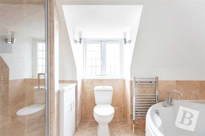 1 Bedroom Apartment For Sale In Champion Road, Upminster, RM14