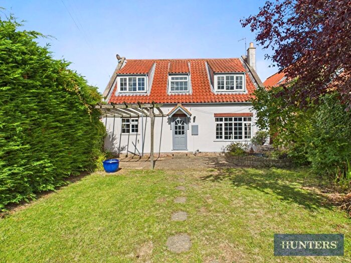 3 Bedroom Detached House For Sale In West Street, Muston, YO14