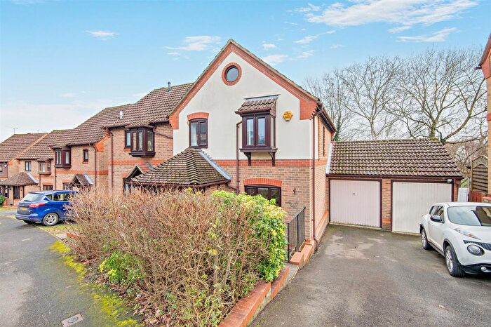 3 Bedroom Semi Detached House For Sale In Longfields Drive, Bearsted, Maidstone, ME14