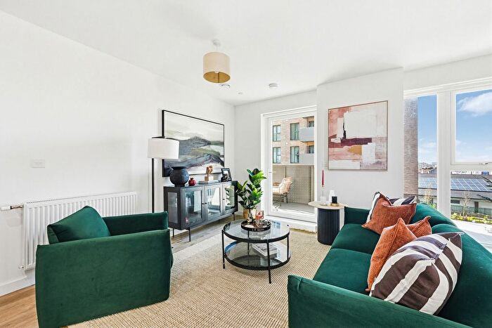 2 Bedroom Flat To Rent In Teal Road, Ilford, IG3