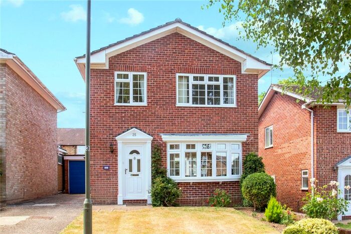 3 Bedroom Detached House To Rent In Pilgrims Close, Farnham, GU9
