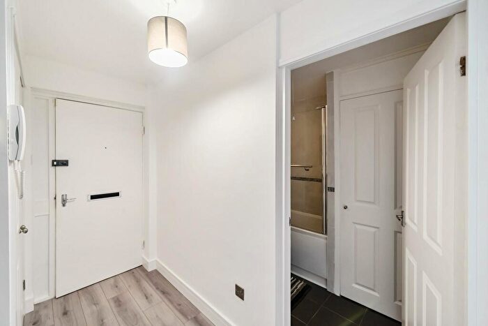 1 Bedroom Flat For Sale In Gledhow Wood Close, Oakwood, Leeds, LS8