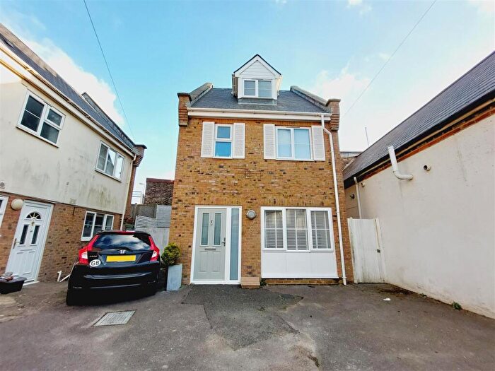 3 Bedroom Detached House For Sale In Richmond Road, Seaford, BN25