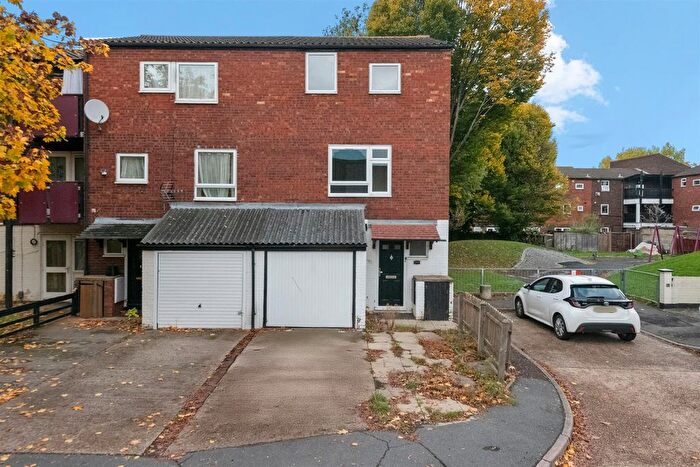 4 Bedroom Semi-detached House For Sale In Maple Close, Hayes, UB4