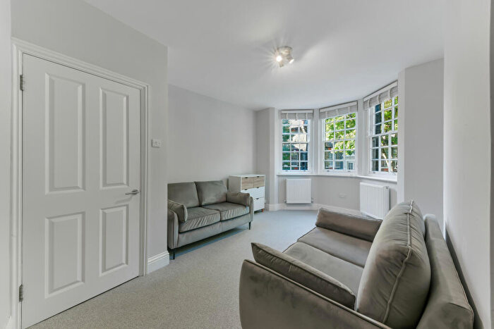 3 Bedroom Flat To Rent In Portland Street, Walworth Village, London, SE17