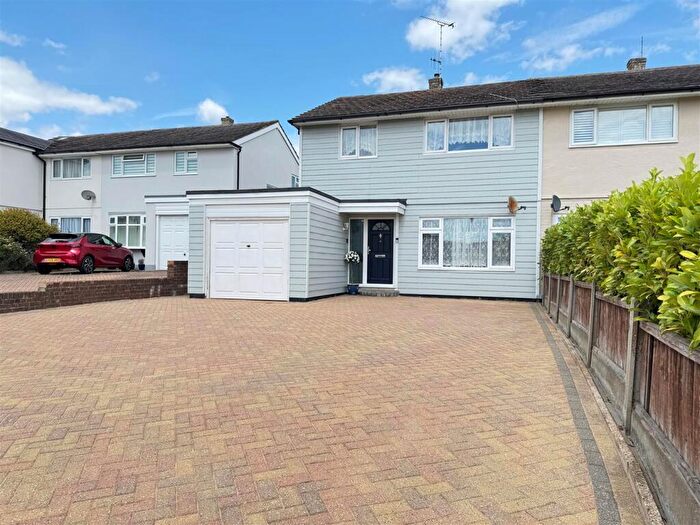 3 Bedroom Semi-Detached House For Sale In Derwent Avenue, Rayleigh, SS6