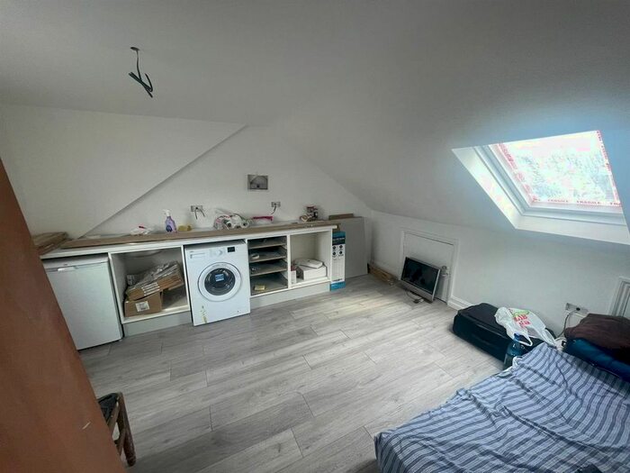 Studio To Rent In The Circle, London, NW2