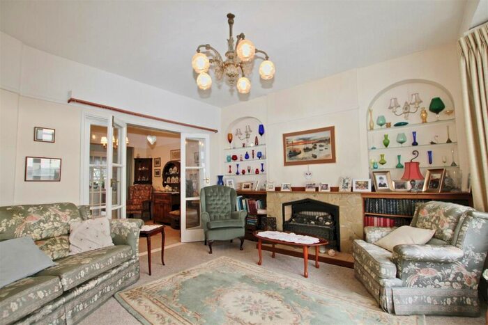 2 Bedroom Detached House For Sale In Undercliff Gardens, Leigh-On-Sea, SS9