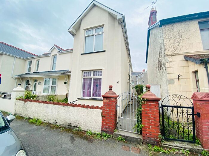 2 Bedroom Flat To Rent In Fenton Place, Porthcawl, CF36