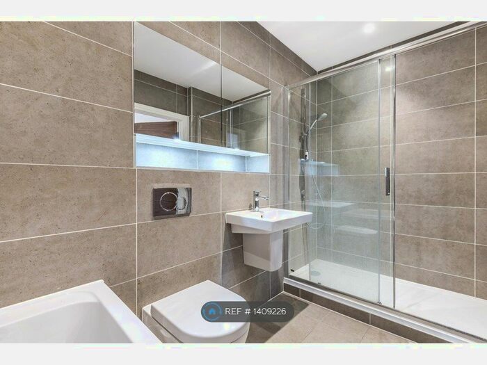 2 Bedroom Flat To Rent In Imperial Square, London, N12