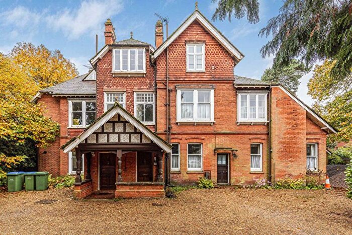 1 Bedroom Flat To Rent In Queens Road, Weybridge, KT13