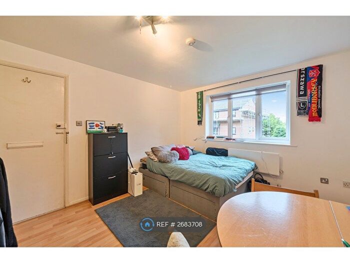 Studio To Rent In King Georges Avenue, Watford, WD18
