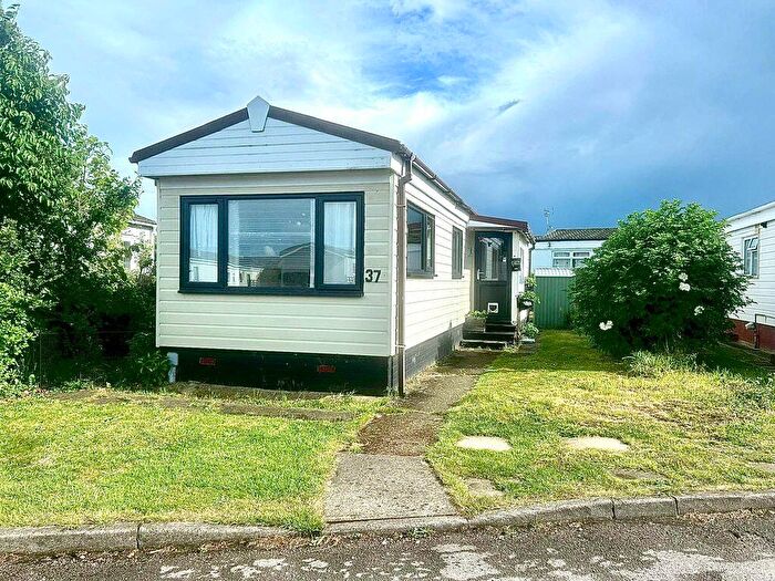 1 Bedroom Park Home For Sale In Three Star Park, Henlow, SG16