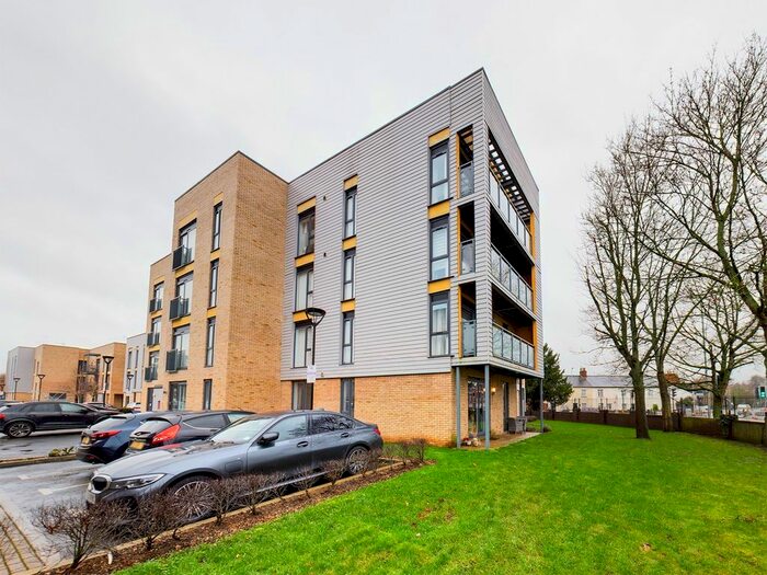 2 Bedroom Flat To Rent In Allwoods Place, Hitchin, SG4