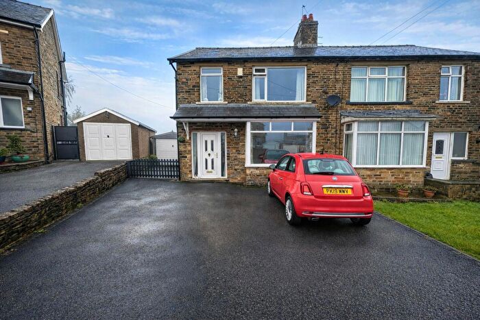 3 Bedroom Semi Detached House For Sale In Fieldway, Clayton, Bradford, BD14