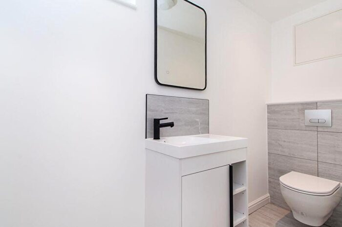 3 Bedroom End Of Terrace House For Sale In Queens Crescent, Clapham, MK41
