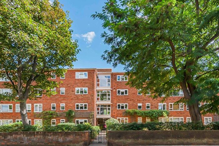 3 Bedroom Flat For Sale In Friars Stile Road, TW10
