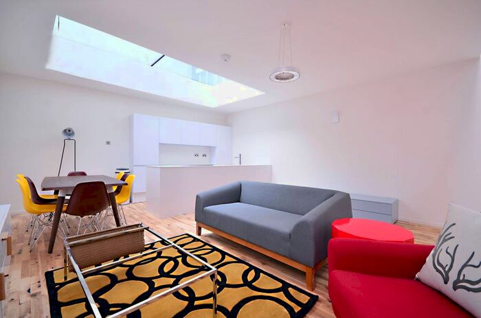 2 Bedroom Flat To Rent In Red Lion Street, Holborn, London, WC1R