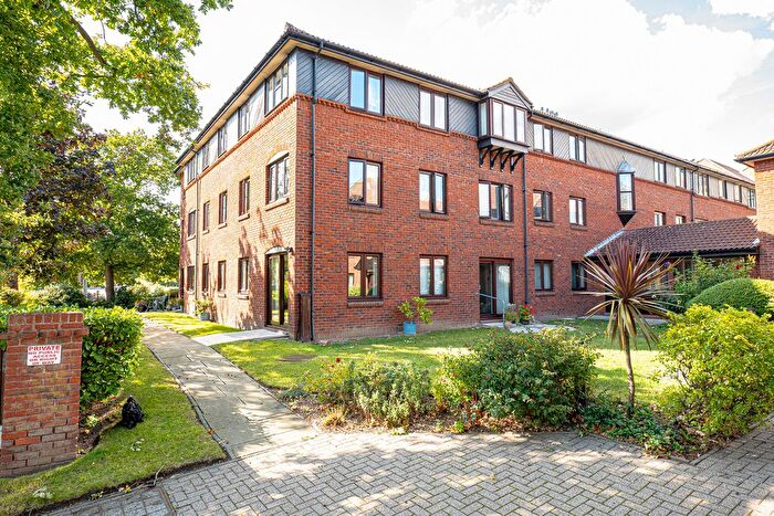 1 Bedroom Flat For Sale In Imperial Avenue, Westcliff-On-Sea, SS0