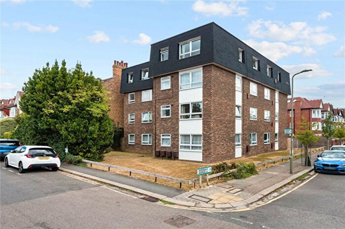 2 Bedroom Apartment For Sale In Holden Road, Woodside Park, London, N12