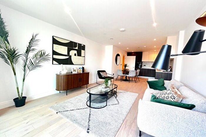 2 Bedroom Flat To Rent In High Road Leyton, London, E10