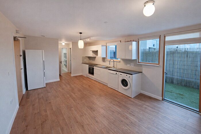 1 Bedroom Flat To Rent In , Garratt Lane, Tooting, London, SW17