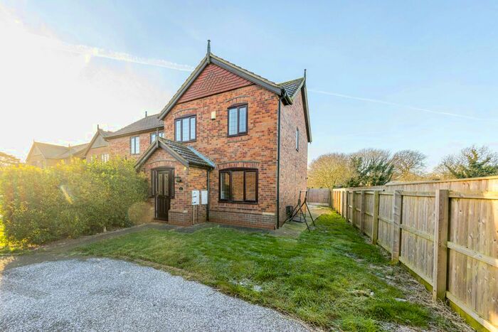 3 Bedroom Semi-Detached House For Sale In Manor Court, Grimsby, DN41