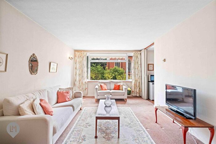2 Bedroom Flat For Sale In Augustus Road, London, SW19