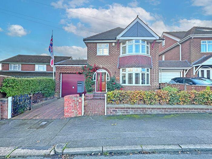 3 Bedroom Detached House For Sale In Wrens Avenue, Foxyards, Tipton, DY4