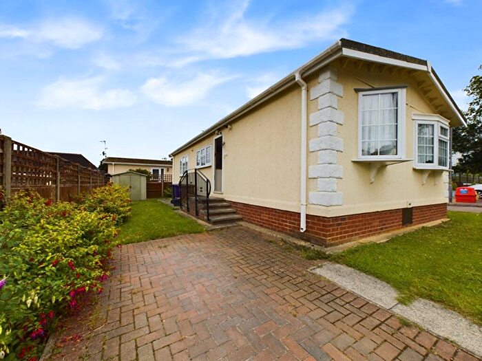 2 Bedroom Park Home For Sale In Danesbury Park Road, Welwyn, Hertfordshire, AL6