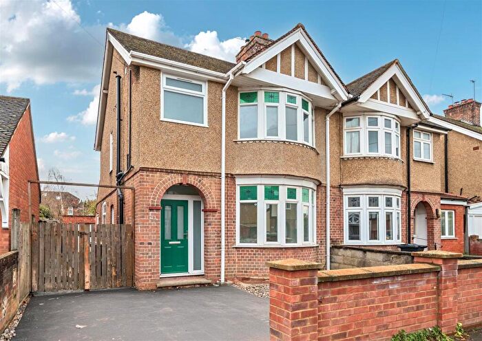 3 Bedroom Semi-Detached House For Sale In Rosamond Road, Bedford, MK40