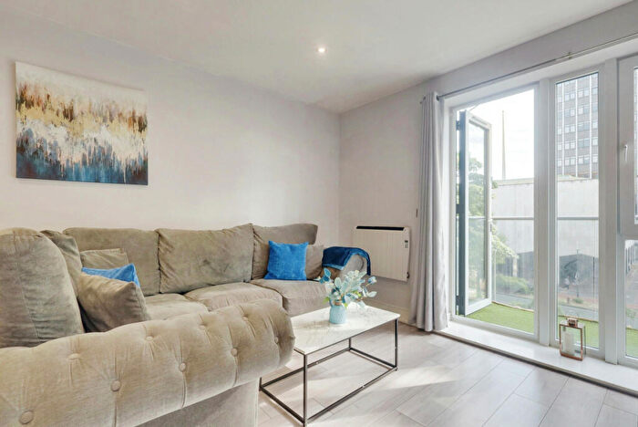 2 Bedroom Apartment For Sale In Victoria Avenue, Southend-on-Sea, SS2
