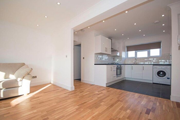 2 Bedroom Flat To Rent In Studley Road, London, SW4