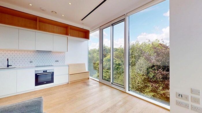 2 Bedroom Flat To Rent In Great West Road, Brentford, TW8