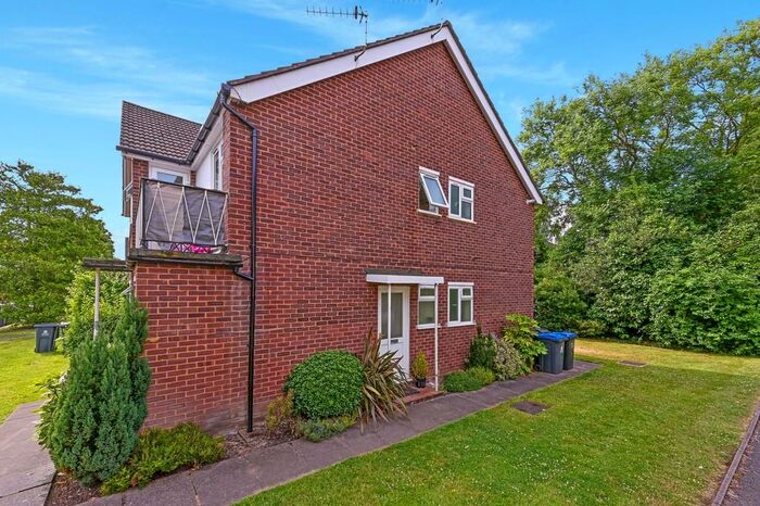 2 Bedroom Ground Maisonette To Rent In Oakenshaw Close, Surbiton, KT6