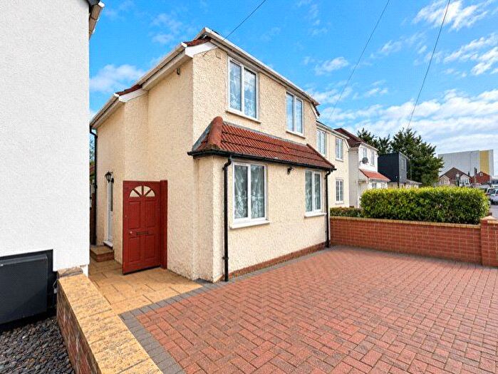 3 Bedroom Semi-Detached House To Rent In St. Pauls Avenue, Slough, SL2