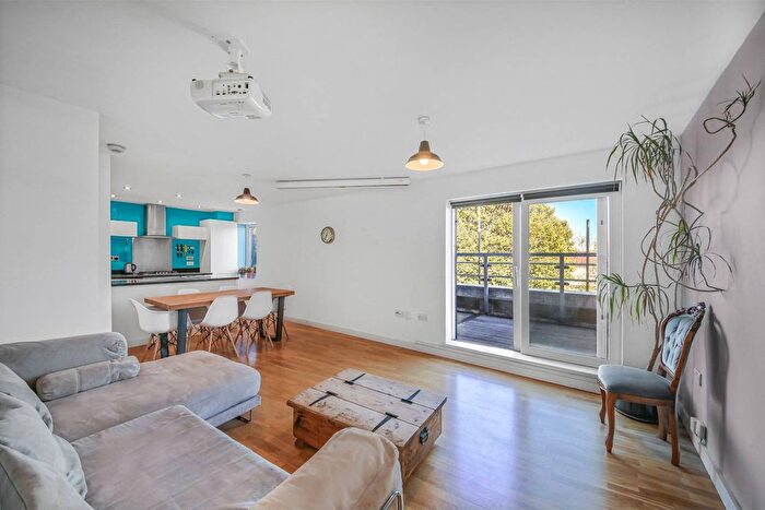 2 Bedroom Flat For Sale In Whittington Apartments, East Arbour Street, Stepney, London, E1