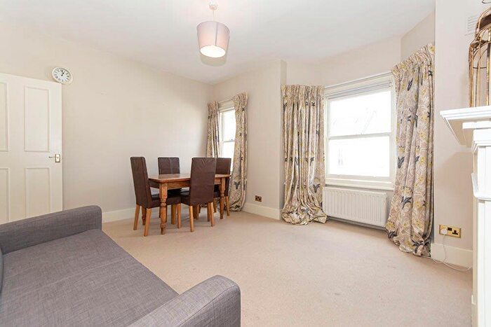 2 Bedroom Flat To Rent In Rowena Crescent, London, SW11